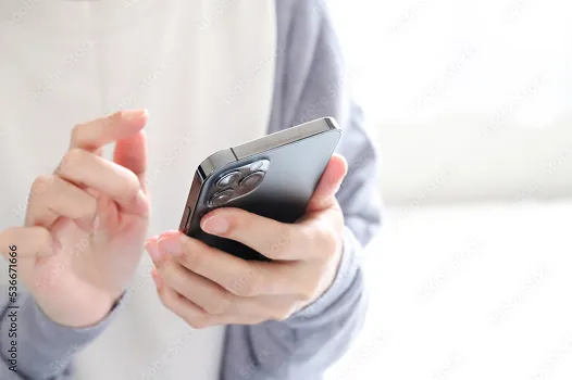 スマートフォンを操作する手元のイメージ