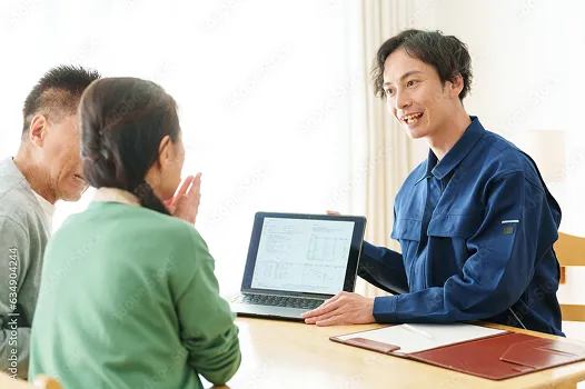 お客様に見積もりを提示する作業員のイメージ