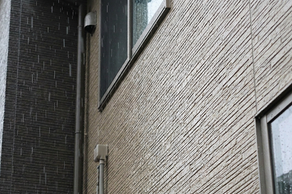 雨が降っている住宅の外壁とサイディング